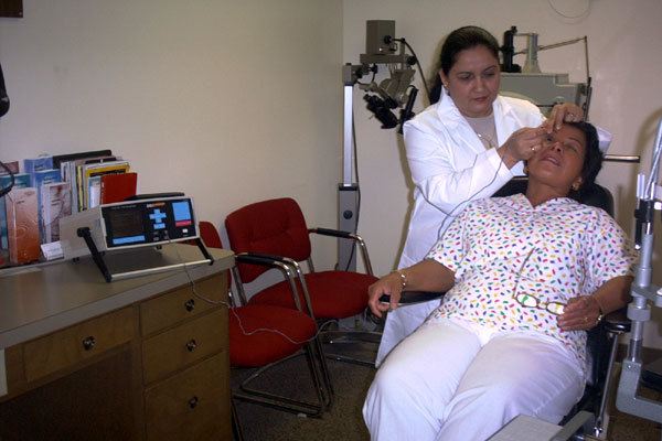 Dr. Shobha Tandon using A-Scan