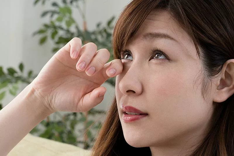 women experiencing seasonal eye allergies